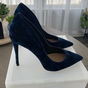 Stunning .. Aldo Stessy.. 4 inch BLUE velvet Feel pump.. size 9
